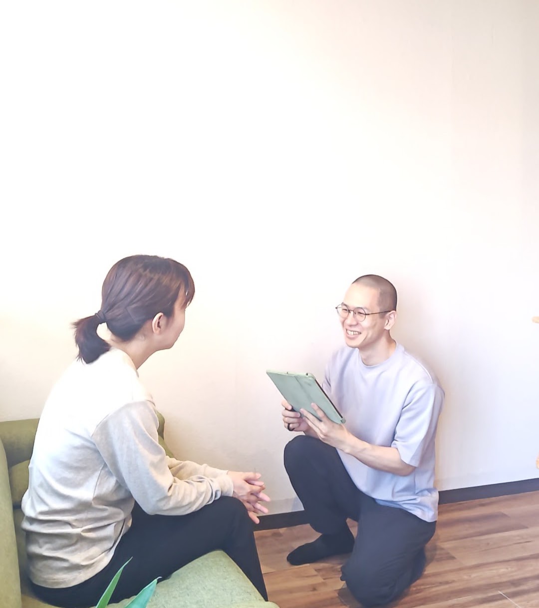 施術者がお客様と向き合い、お話を伺っている様子