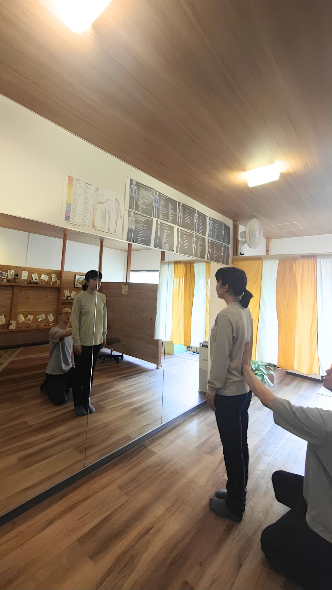 身体の状態を確認している施術の様子